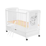Patut din lemn bebe, 120x60 cm, Cu sertar, Din lemn de pin si mdf, Stabil si rezistent, Inaltime saltea reglabila pe 3 nivele, Laterala cu 3 bete detasabile, EN716-1, EN716-2, Alb, Qmini, Timmi Elephant + Saltea 10 cm
