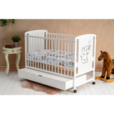 Patut din lemn bebe, 120x60 cm, Cu sertar, Din lemn de pin si mdf, Stabil si rezistent, Inaltime saltea reglabila pe 3 nivele, Laterala cu 3 bete detasabile, EN716-1, EN716-2, Alb, Qmini, Timmi Elephant + Saltea 10 cm