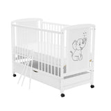 Patut din lemn bebe, 120x60 cm, Cu sertar, Din lemn de pin si mdf, Stabil si rezistent, Inaltime saltea reglabila pe 3 nivele, Laterala cu 3 bete detasabile, EN716-1, EN716-2, Alb, Qmini, Timmi Elephant + Saltea 10 cm