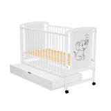 Patut din lemn bebe, 120x60 cm, Cu sertar, Din lemn de pin si mdf, Stabil si rezistent, Inaltime saltea reglabila pe 3 nivele, Laterala cu 3 bete detasabile, EN716-1, EN716-2, Alb, Qmini, Timmi Elephant + Saltea 10 cm