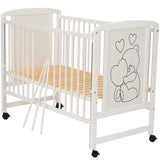 Patut din lemn bebe, 120x60 cm, Cu laterala culisanta, Din lemn de pin si mdf, Stabil si rezistent, Inaltime saltea reglabila pe 3 nivele, Laterala cu 3 bete detasabile, EN716-1, EN716-2, Alb, Qmini, Timmi Heart