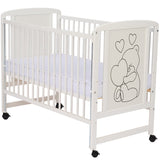 Patut din lemn bebe, 120x60 cm, Cu laterala culisanta, Din lemn de pin si mdf, Stabil si rezistent, Inaltime saltea reglabila pe 3 nivele, Laterala cu 3 bete detasabile, EN716-1, EN716-2, Alb, Qmini, Timmi Heart