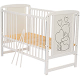Patut din lemn, 120x60 cm, Cu laterala culisanta, Din lemn de pin si mdf, Stabil si rezistent, Inaltime saltea reglabila pe 3 nivele, Laterala cu 3 bete detasabile, EN716-1, EN716-2, Alb, Qmini, Timmi Heart + Saltea 8 cm