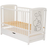 Patut din lemn bebe, 120x60 cm, Cu sertar, Din lemn de pin si mdf, Stabil si rezistent, Inaltime saltea reglabila pe 3 nivele, Laterala cu 3 bete detasabile, EN716-1, EN716-2, Alb, Qmini, Timmi Heart