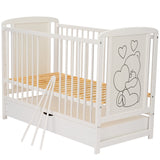 Patut din lemn bebe, 120x60 cm, Cu sertar, Din lemn de pin si mdf, Stabil si rezistent, Inaltime saltea reglabila pe 3 nivele, Laterala cu 3 bete detasabile, EN716-1, EN716-2, Alb, Qmini, Timmi Heart