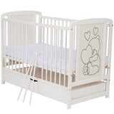 Patut din lemn bebe, 120x60 cm, Cu sertar, Din lemn de pin si mdf, Stabil si rezistent, Inaltime saltea reglabila pe 3 nivele, Laterala cu 3 bete detasabile, EN716-1, EN716-2, Alb, Qmini, Timmi Heart