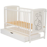 Patut din lemn bebe, 120x60 cm, Cu sertar, Din lemn de pin si mdf, Stabil si rezistent, Inaltime saltea reglabila pe 3 nivele, Laterala cu 3 bete detasabile, EN716-1, EN716-2, Alb, Qmini, Timmi Heart