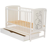Patut din lemn bebe, 120x60 cm, Cu sertar, Din lemn de pin si mdf, Stabil si rezistent, Inaltime saltea reglabila pe 3 nivele, Laterala cu 3 bete detasabile, EN716-1, EN716-2, Alb, Qmini, Timmi Heart