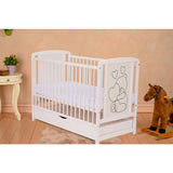 Patut din lemn bebe, 120x60 cm, Cu sertar, Din lemn de pin si mdf, Stabil si rezistent, Inaltime saltea reglabila pe 3 nivele, Laterala cu 3 bete detasabile, EN716-1, EN716-2, Alb, Qmini, Timmi Heart