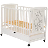 Patut din lemn bebe, 120x60 cm, Cu sertar, Din lemn de pin si mdf, Stabil si rezistent, Inaltime saltea reglabila pe 3 nivele, Laterala cu 3 bete detasabile, EN716-1, EN716-2, Alb, Qmini, Timmi Heart