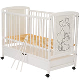 Patut din lemn bebe, 120x60 cm, Cu sertar, Din lemn de pin si mdf, Stabil si rezistent, Inaltime saltea reglabila pe 3 nivele, Laterala cu 3 bete detasabile, EN716-1, EN716-2, Alb, Qmini, Timmi Heart