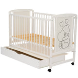 Patut din lemn bebe, 120x60 cm, Cu sertar, Din lemn de pin si mdf, Stabil si rezistent, Inaltime saltea reglabila pe 3 nivele, Laterala cu 3 bete detasabile, EN716-1, EN716-2, Alb, Qmini, Timmi Heart