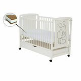 Patut din lemn, 120x60 cm, Cu sertar, Din lemn de pin si mdf, Stabil si rezistent, Inaltime saltea reglabila pe 3 nivele, Laterala cu 3 bete detasabile, EN716-1, EN716-2, Alb, Qmini, Timmi Heart + Saltea 12 cm