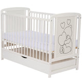 Patut din lemn, 120x60 cm, Cu sertar, Din lemn de pin si mdf, Stabil si rezistent, Inaltime saltea reglabila pe 3 nivele, Laterala cu 3 bete detasabile, EN716-1, EN716-2, Alb, Qmini, Timmi Heart + Saltea 8 cm