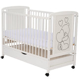 Patut din lemn, 120x60 cm, Cu sertar, Din lemn de pin si mdf, Stabil si rezistent, Inaltime saltea reglabila pe 3 nivele, Laterala cu 3 bete detasabile, EN716-1, EN716-2, Alb, Qmini, Timmi Heart + Saltea 8 cm