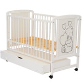 Patut din lemn, 120x60 cm, Cu sertar, Din lemn de pin si mdf, Stabil si rezistent, Inaltime saltea reglabila pe 3 nivele, Laterala cu 3 bete detasabile, EN716-1, EN716-2, Alb, Qmini, Timmi Heart + Saltea 8 cm