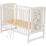 Patut din lemn, 120x60 cm, Din lemn de pin si mdf, Stabil si rezistent, Inaltime saltea reglabila pe 3 nivele, Laterala cu 3 bete detasabile, EN716-1, EN716-2, Alb, Qmini, Timmi Heart + Saltea 10 cm