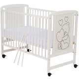 Patut din lemn, 120x60 cm, Din lemn de pin si mdf, Stabil si rezistent, Inaltime saltea reglabila pe 3 nivele, Laterala cu 3 bete detasabile, EN716-1, EN716-2, Alb, Qmini, Timmi Heart + Saltea 8 cm