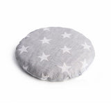 Pernuta anticolici, Qmini, Umpluta cu samburi de cirese, Cu husa din bumbac, Diametru 14 cm, Grey Stars