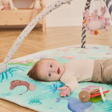 Salteluta interactiva, Lionelo, Anika, 8 jucarii senzoriale, detasabile, fosnaitoare, logopedice, Lavabila la masina, Husa din bambus, 116x112 cm, Multicolor