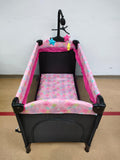 Patut pentru bebelusi, laterala pliabila cu masa de infasat si carusel , roz GGBAB1R